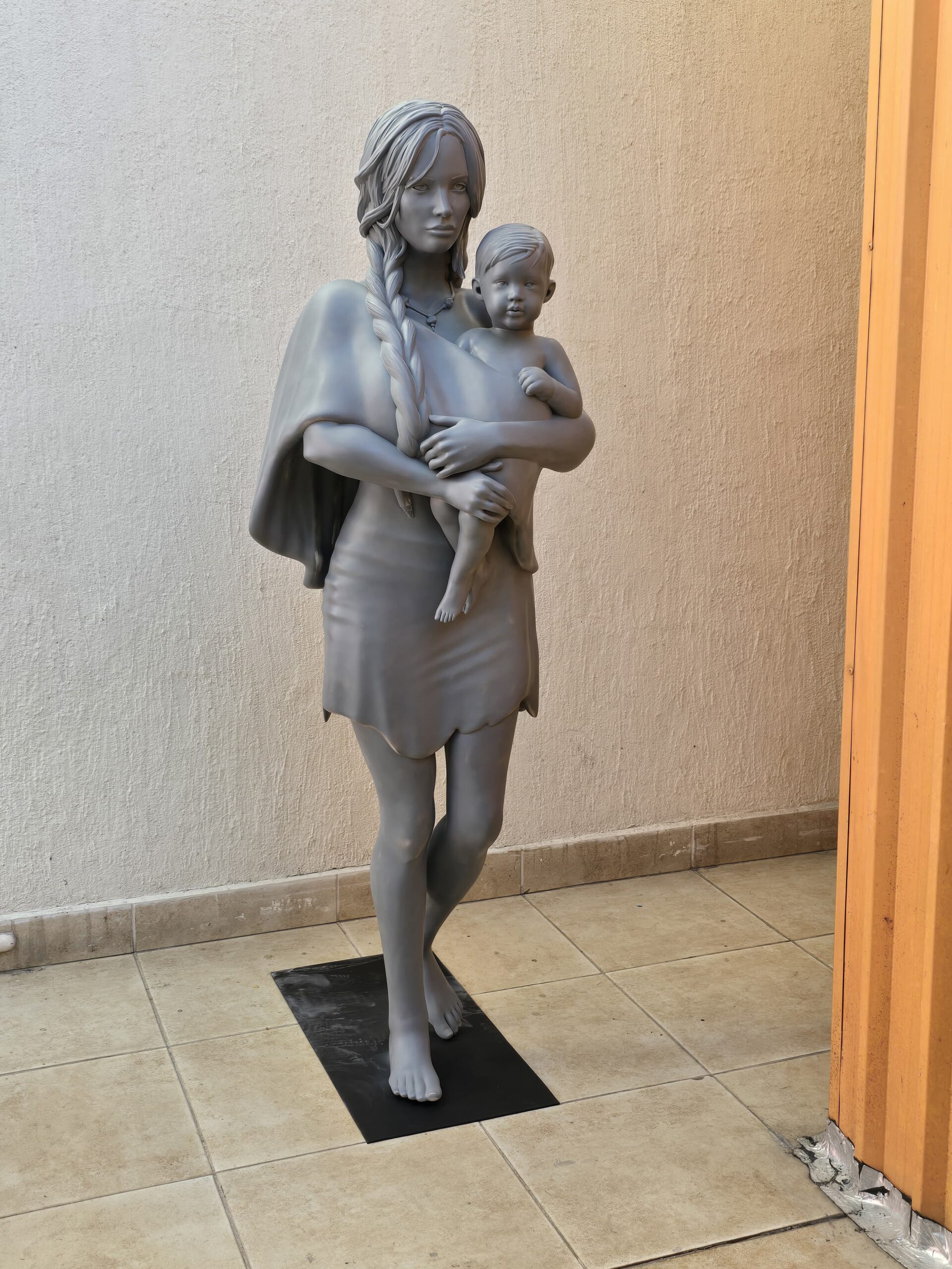 Escultura de tamaño real de mamá con su bebé