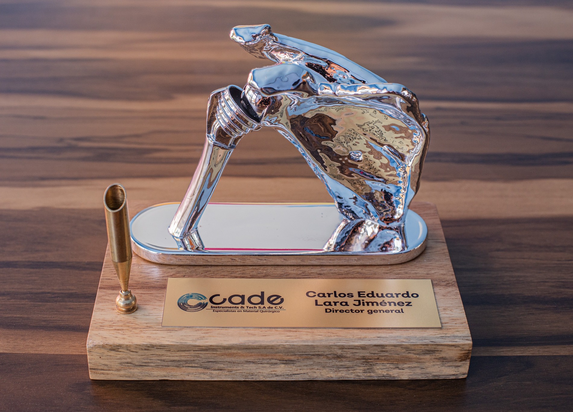 Trofeo CADE cromado espejo sobre base de madera - Haxu 3D