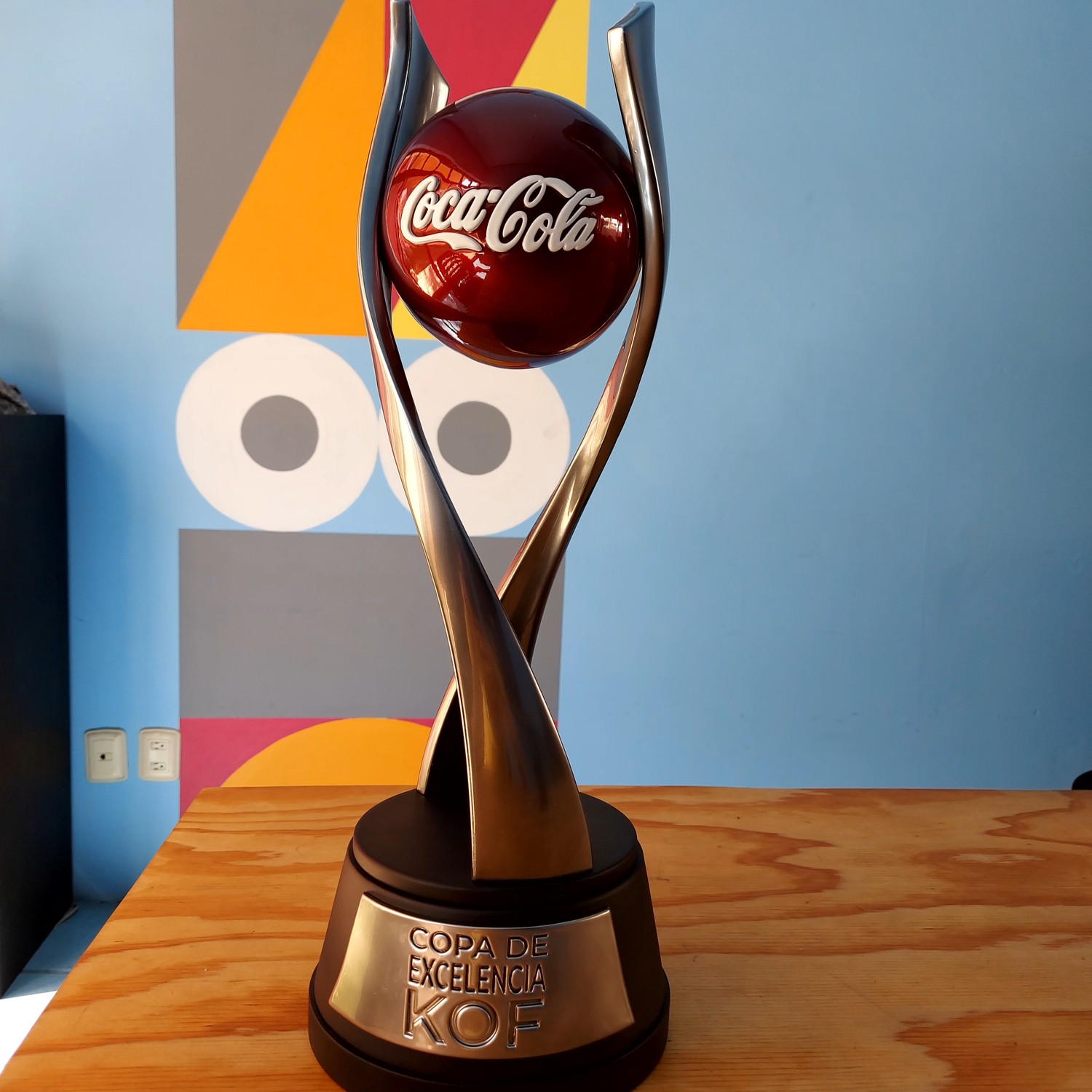 Copa de Excelencia Coca-Cola KOF con acabado cromado impreso en 3D - Haxu 3D