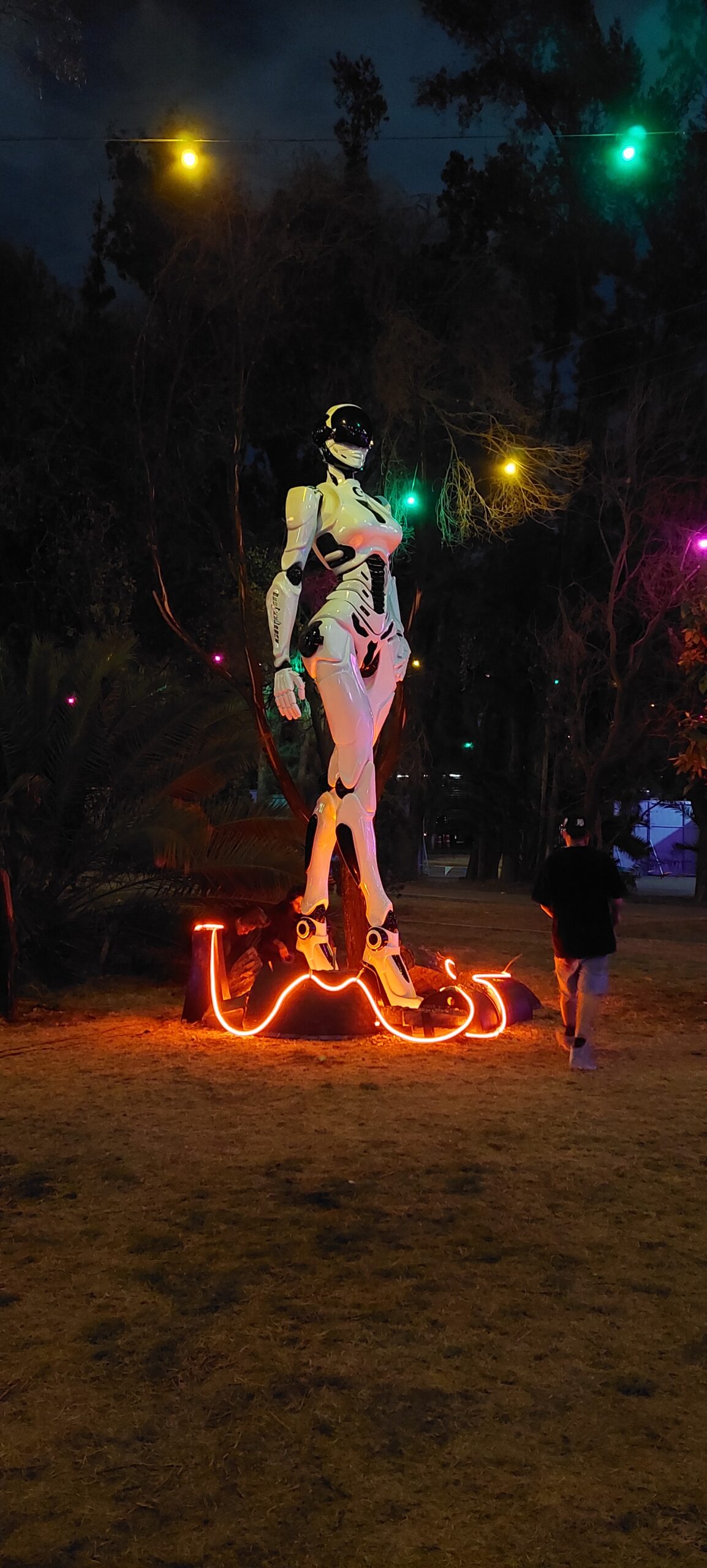Escultura de astronauta de gran formato con luces neón