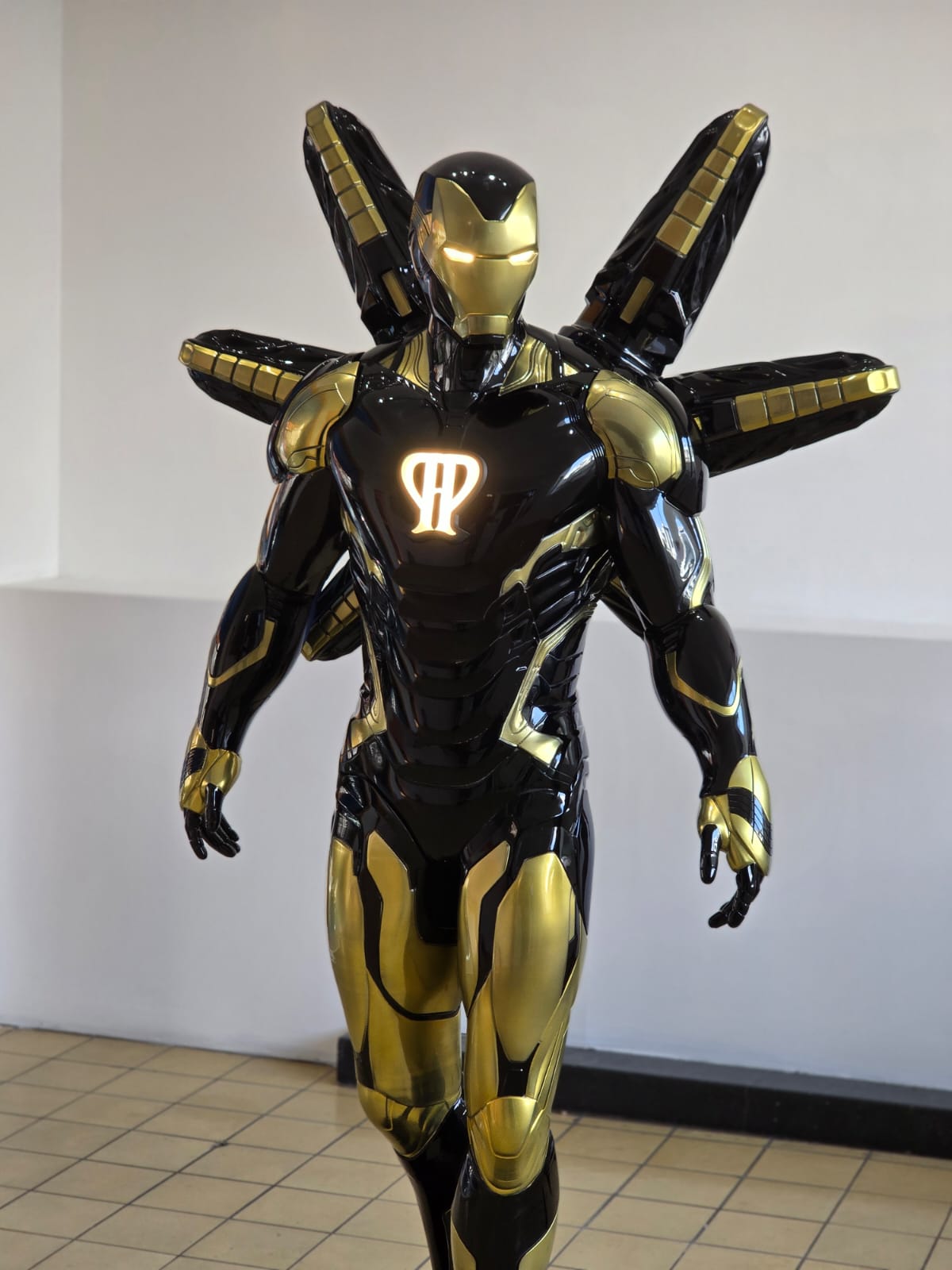 Escultura Iron Man tamaño real en negro y oro con pecho iluminado, impresa en 3D por Haxu3D