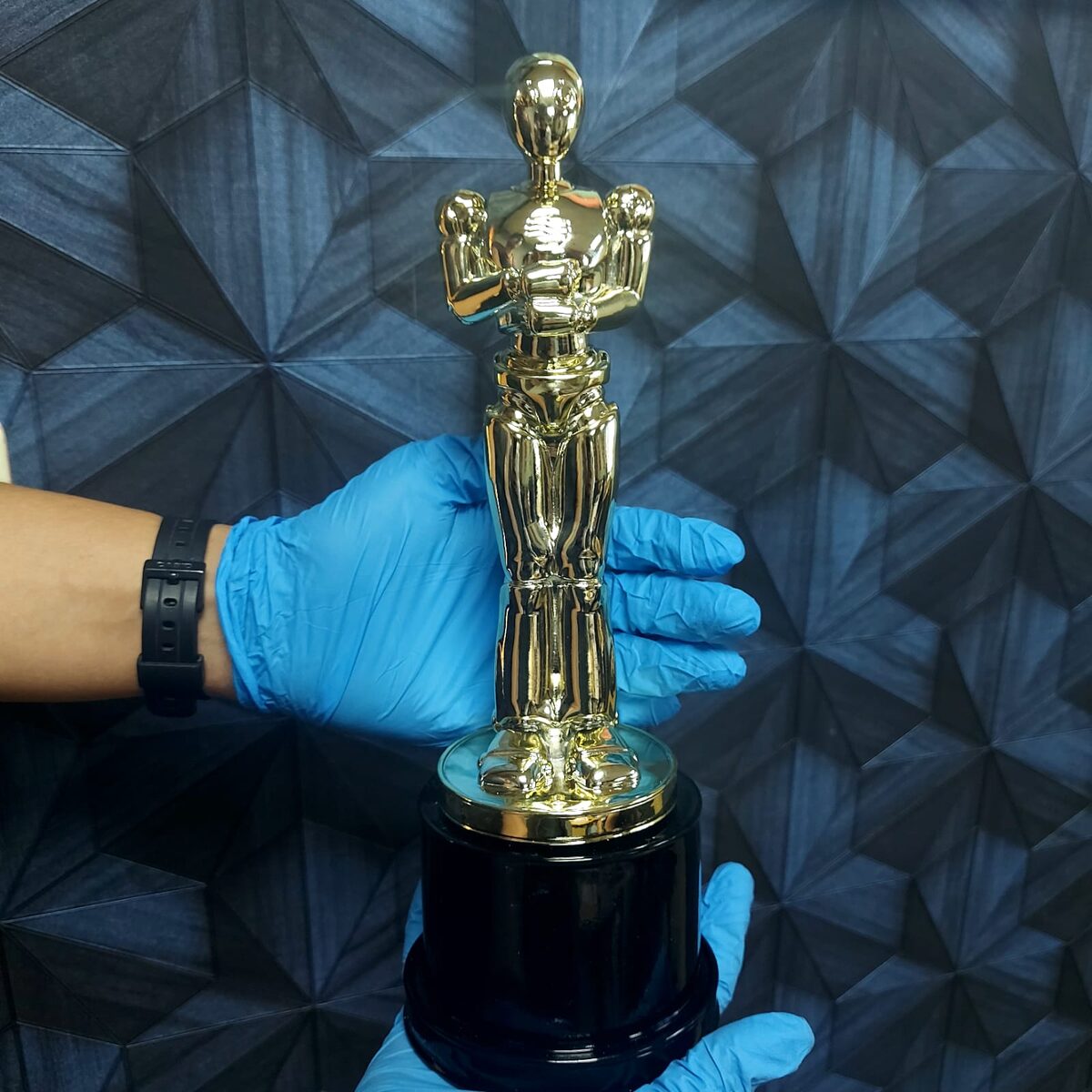 Estatuilla con acabado dorado tipo premio de cine - Haxu3D