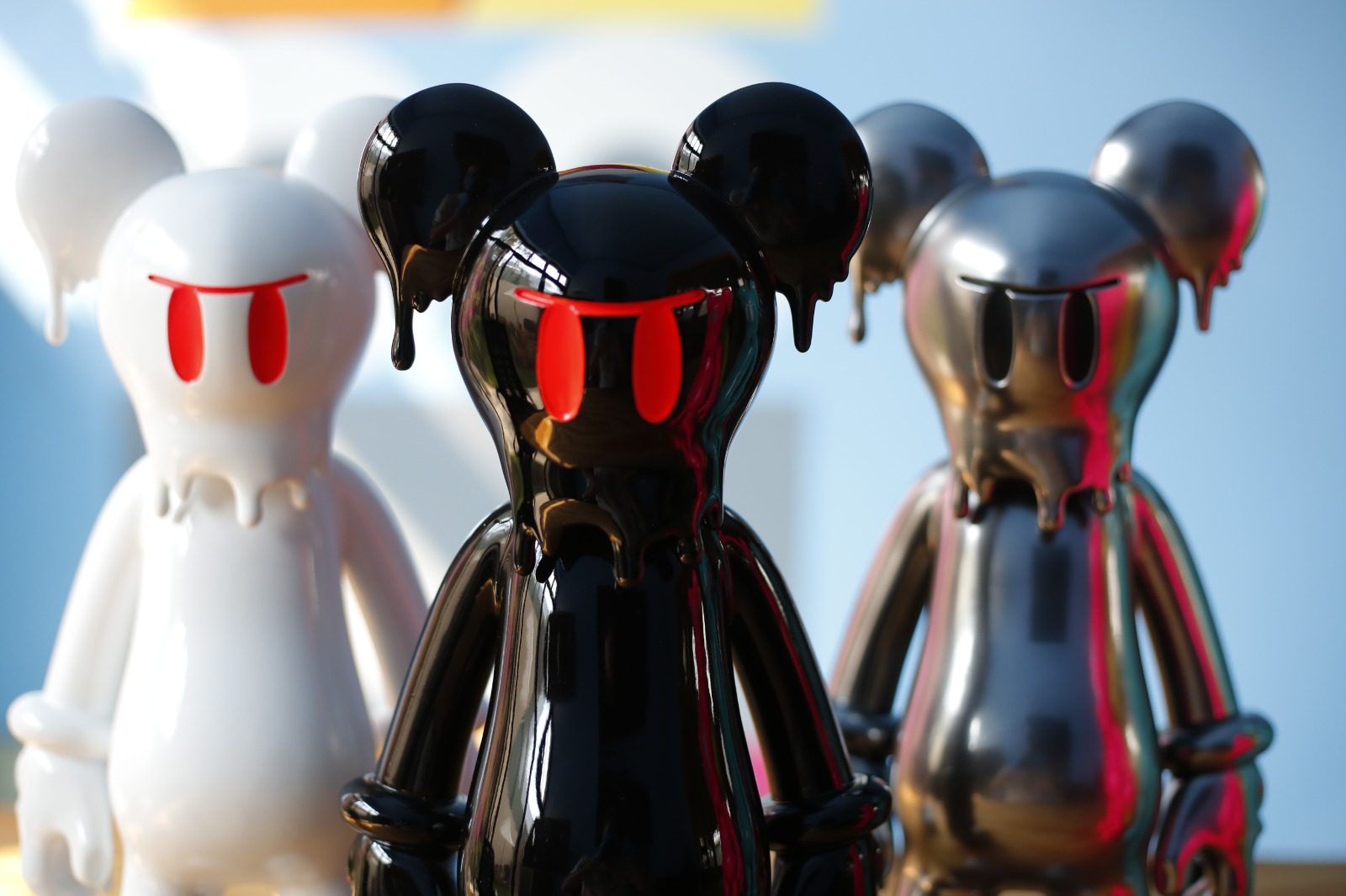 Art toy en tres ediciones: blanco perla, negro piano y cromo