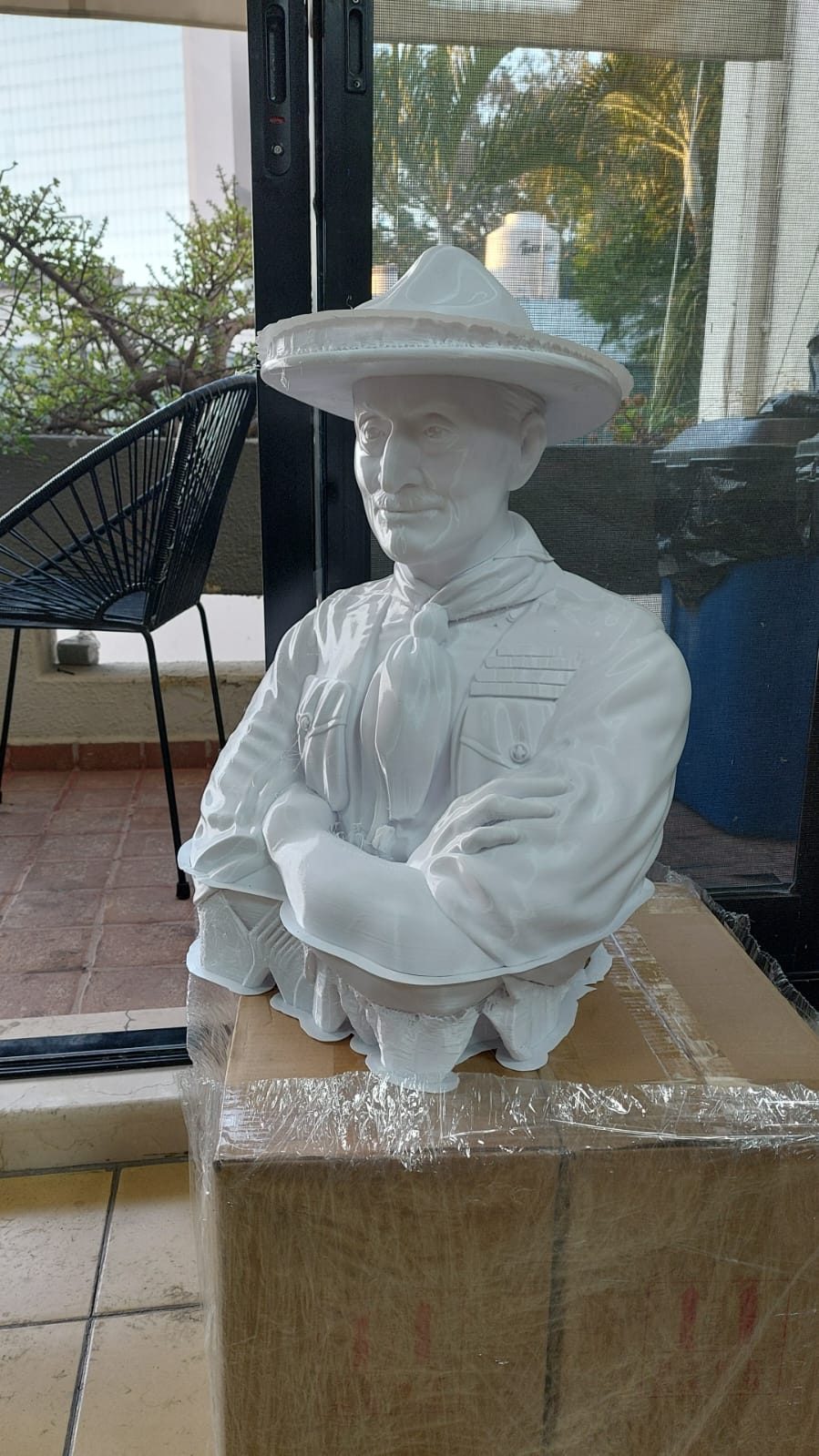 Busto conmemorativo de scout tallado a detalle