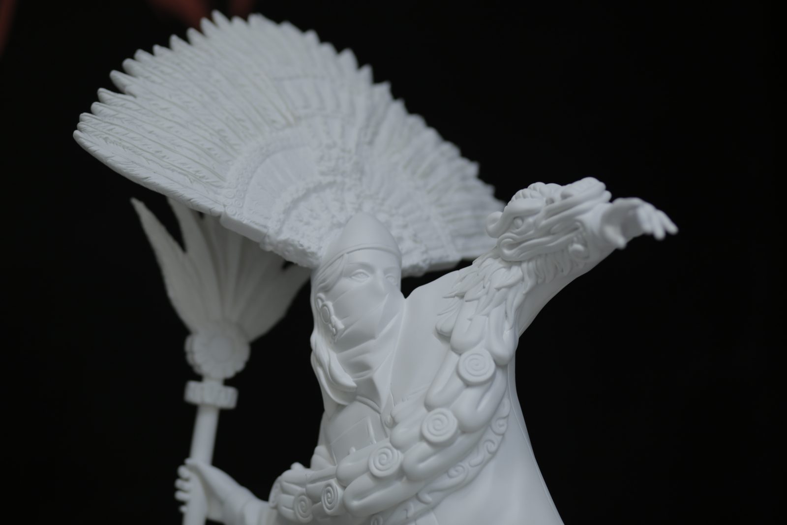 Escultura de guerrero águila azteca en resina blanca