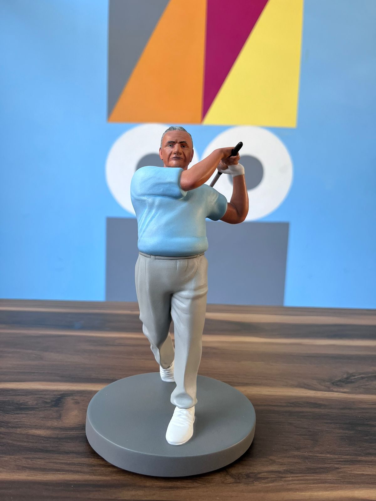Figura realista de golfista pintada a mano